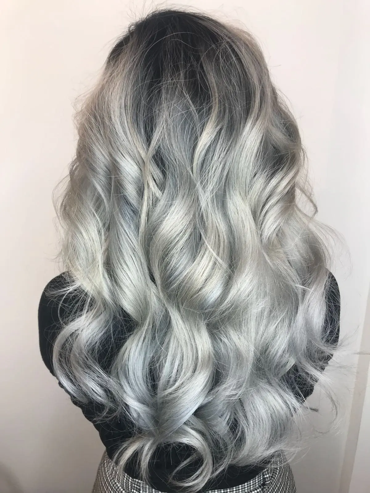 the color metallic zilvergrijs haar